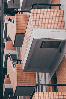 lyserød bygning, tag, bygning, kontorbygning, by, by-, høj stigning, gelænder, højhus, arkitektur, vindue, metropol, skifer, trekant, flise tag, rækværk, baldakin, markise, Spir, bygget struktur, bygning udvendig, ingen mennesker, dag, lav vinkel visning, boligområde, udendørs, hus, natur, sollys, moderne, glas - materiale, mønster, mursten, tagsten, lejlighed, 5K, CC0, offentligt domæne, royaltyfrie