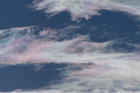 cloudscape, himmel, skyer, delikat, fluffy, vejr, formation, hvid, grå, blå, regnbue, sky - himmel, skønhed i naturen, scenics - natur, ro, rolig scene, natur, ingen mennesker, idyllisk, dag, udendørs, ikke-urbane scene, lav vinkel visning, miljø, bjerg, baggrunde, rejse, fuld ramme, blødhed, 2K, CC0, offentligt domæne, royaltyfrie