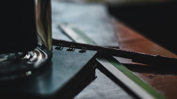 Buch, Stift, Lineal, selektiver Fokus, drinnen, Nahansicht, keine Leute, Holz - Material, Tabelle, Technologie, Metall, Tag, Ausrüstung, Arbeitsgerät, Wohnraum, Laptop, Stillleben, Musik-, Bildung, Finanzen, Industrie, kleine Gruppe von Objekten, 4K, CC0, gemeinfrei, lizenzfrei