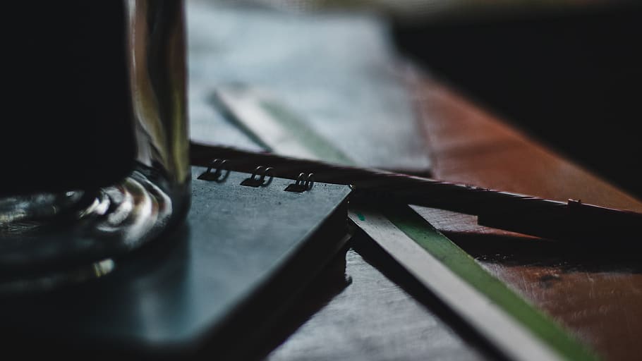 libro, penna, righello, messa a fuoco selettiva, in casa, avvicinamento, nessuno, legno - materiale, tavolo, tecnologia, metallo, giorno, attrezzatura, strumento di lavoro, stanza domestica, il computer portatile, natura morta, musica, formazione scolastica, finanza, industria, piccolo gruppo di oggetti, 4K