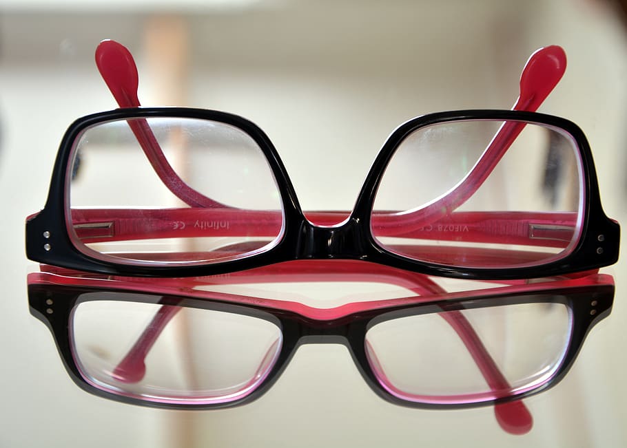 espectacles, gots, reflexió, ulleres, natura morta, primer pla, moda, a l'interior, vermell, ulleres de sol, accessori personal, vidre - material, transparent, centrar-se en primer pla, cap gent, vista, seguretat, sol objecte, protecció, visió, 5K