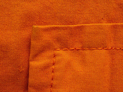 Stoff, Naht, Struktur, Muster, Gewebe, Hintergrund, Textfeld, Textur, Oberfläche, Nahansicht, Orange, Stiche, Tasche, platziert, Kleidung, Rechteck, geometrisch, Hintergründe, texturiert, Vollbild, Material, Textil-, braun, keine Leute, orange Farbe, Leder, drinnen, kopieren sie platz, Makro, abstrakt, Studioaufnahme, Rau, Struktureffekt, 5K, CC0, gemeinfrei, lizenzfrei
