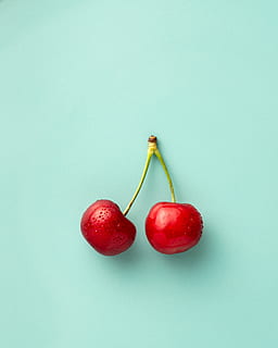 dues cireres, menjar, planta, fruita, cirera, mae, Canadà, winnipeg, color, vermell, verd, fons, saludable, baia, confecció, deliciós, saborós, dolç, dieta, créixer, salut, alimentació saludable, menjar i beguda, benestar, tir de l'estudi, fons de colors, frescor, a l'interior, còpia espai, cap gent, natura morta, fons blau, tallar, tija de la planta, primer pla, blau, grup d'objectes, madur, 2K, CC0, domini públic, lliure de regalies