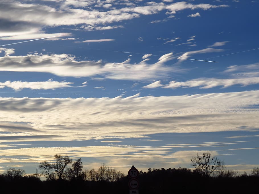 cel, núvols, blau, núvol, contrail, clar, assolellat, bonic, càlid, cirrus, federwolke, silueta, horitzó, núvol - cel, arbre, planta, naturalesa, bellesa a la natura, tranquil·litat, escenics - natura, escena tranquil·la, posta de sol, a l'aire lliure, arquitectura, dia, cap gent, estructura construïda, llum solar, idíl·lic, exterior de l'edifici, terra, 4K