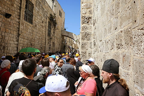 Jerusalem, Israel, pääsiäinen, kulkue, ihmisjoukko, arkkitehtuuri, rakennettu rakenne, väkijoukko, oikeita ihmisiä, suuri joukko ihmisiä, rakennuksen ulkoa, miehet, naiset, kaupunki, elämäntavat, päivä, aikuinen, katu, vapaa-ajan toiminta, rakennus, takaa, ulkona, uskomus, 5K, CC0, public domain, rojaltivapaa