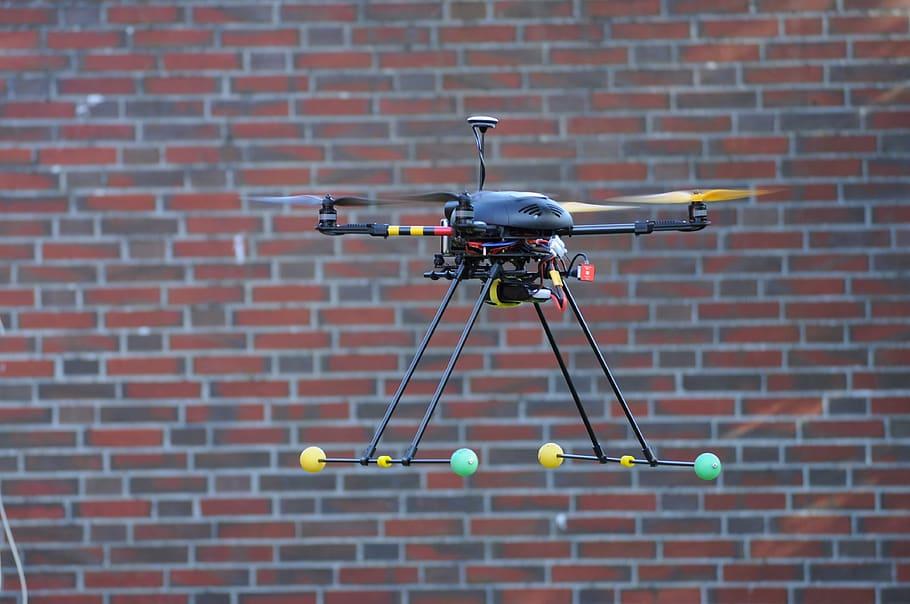 helicòpter, modelatge, rc model making, quadcopter, multicopter, model rc, controlat remotament, paret de maó, maó, paret, estructura construïda, cap gent, arquitectura, tecnologia, temes de fotografia, funció de construcció de parets, vigilància, drone, dia, seguretat, càmera - equip fotogràfic, càmera de seguretat, exterior de l'edifici, control, futurista, volant, modern, germà gran - concepte orwelliano, 4K