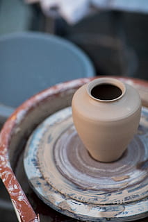 olla de barro marrón, cerámica, beber, bebida, Leche, cinta, planta, cuenco, porcelana, Art º, maceta, jarra, tarro, planta en maceta, florero, plantador, comida, plato, mesa, mueble, centrarse en primer plano, arte, de cerca, Arte y artesanía, arcilla, enfoque selectivo, nadie, adentro, loza de barro, movimiento, día, naturaleza muerta, vista de alto ángulo, forma, comida y bebida, hilado, diseño, vajilla, 5K, CC0, dominio público, libre de derechos