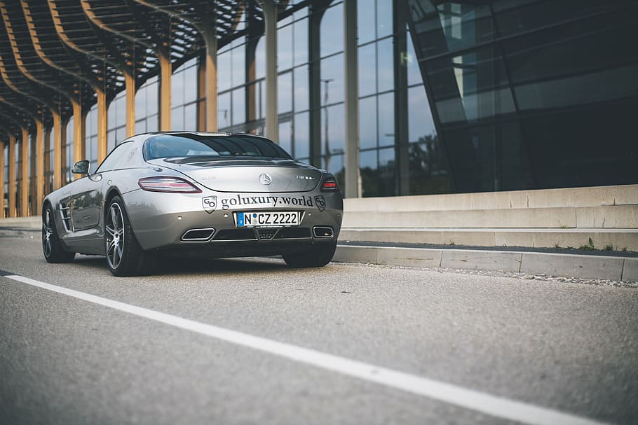 šedé kupé, vozidlo, automobil, auto, přeprava, kolo, pneumatika, stroj, mluvil, kola z lehké slitiny, sportovní auto, kola automobilu, kupé, řízení, sportovní, motor, dveře, stavové auto, Napájení, gran-turismo-coupé, odraz, způsob dopravy, motorové vozidlo, pozemního vozidla, stavba, architektura, exteriér budovy, den, město, nikdo, venku, budova, slunečního světla, silnice, Příroda, ulice, pohyb, moderní, luxus, 5K