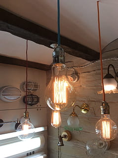interruttore, rustico, vecchio, retrò, architettura, luce, lampadina, attrezzatura per l'illuminazione, illuminato, sospeso, in casa, raggiante, elettricità, nessuno, luce elettrica, trasparente, vetro - materiale, soffitto, filamento, Inquadratura dal basso, luce pendente, interno di casa, avvicinamento, cavo, stanza domestica, lampada elettrica, Alimentazione elettrica, 2K, CC0, dominio pubblico, privo di copyright