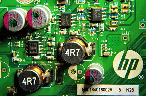elektronika, komputer, obwody, technologia, branża elektroniczna, zielony kolor, połączenie, czip komputerowy, płytka drukowana, wyposażenie komputera, porozumiewanie się, żadnych ludzi, numer, zbliżenie, pełna ramka, tekst, przemysł, złożoność, śieć komputerowa, płyta główna, tła, Bezpośrednio powyżej, sprzęt elektryczny, globalna komunikacja, element elektryczny, procesor, sklep z elektroniką, 4K, CC0, domena publiczna, darmowe zdjęcia