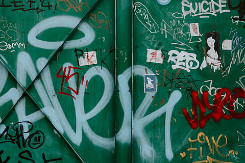 zielona brama, graffiti, Berlin, Niemcy, kochstraße 29, tekst, sztuka, fresk, obraz, Ściana, Szafka, symbol, godło, gryzmolić, rysunek, opakowanie transportowe, pismo odręczne, drzwi, kaligrafia, brama, zielony kolor, porozumiewanie się, sztuki i rzemiosła, żadnych ludzi, kreatywność, pismo zachodnie, architektura, reprezentacja, pełna ramka, dzień, tła, ludzka reprezentacja, funkcja budowy ścian, zbudowana struktura, numer, metal, znak, niechlujny, 8K, CC0, domena publiczna, darmowe zdjęcia
