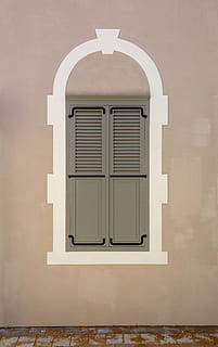 Fenster, altes Fenster, Hintergrund, Wand, Standort, alt, städtisch, Urbanismus, Straße, draußen, Jahrgang, die Architektur, gebaute Struktur, Gebäudehülle, Gebäude, keine Leute, Tag, Bogen, Wandbau - Funktion, geschlossen, Geometrische Figur, Religion, Glas - Material, Verschluss, weiße Farbe, gestalten, Stadt, Muster, Sonnenlicht, aufwendig, 4K, CC0, gemeinfrei, lizenzfrei
