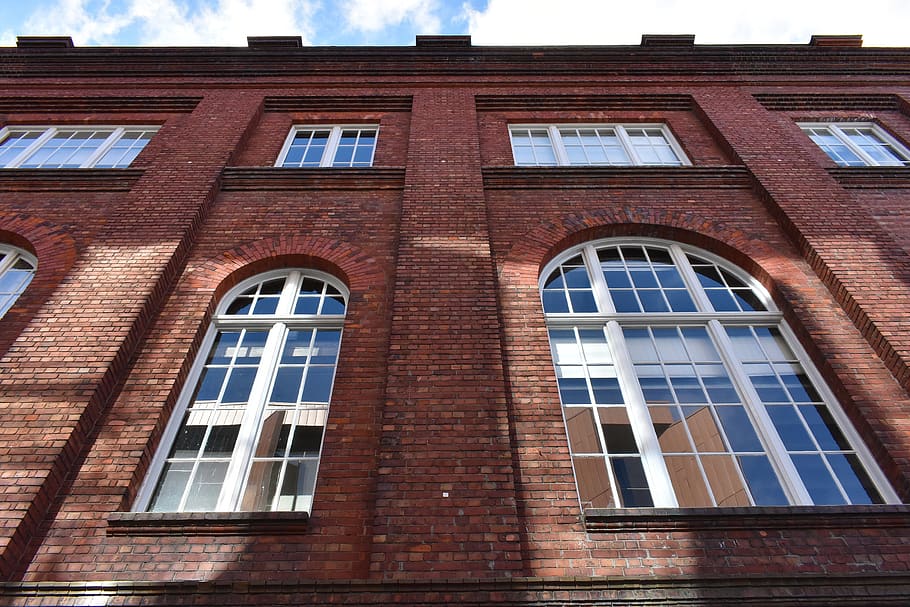Backstein, Wand, Muster, Stein, Mauerwerk, Blöcke, Zement, Struktur, Gebäude, Granatwerfer, die Architektur, Ziegel, rot, dekorativ, alt, Jahrgang, Konstruktion, Fenster, Gebäudehülle, gebaute Struktur, Flachwinkelansicht, Tag, keine Leute, Ziegelwand, Glas - Material, draußen, Bogen, Natur, braun, Reflexion, Himmel, Bildung, Stadt, Fensterrahmen, 2K