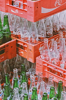 beure, refresc, begudes, ampolla, ampolla de pop, cervesa, alcohol, prestatge, escala, rodeo, mercat, símbol, símbol de reciclatge, menjar, sucre, sala d'estar, habitació, a l'interior, coque, coca, contenidor, cap gent, menjar i beguda, gran grup d'objectes, recerca, vidre - material, plàstic, venda al detall, negocis, transparent, ciència, arranjament, vermell, educació, bioquímica, experiment científic, vidre, 5K, CC0, domini públic, lliure de regalies