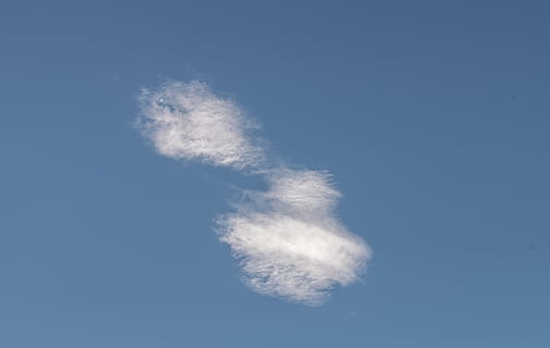 skyer, hvid, blå, fluffy, delikat, mønster, himmel, sky - himmel, dampspor, røg - fysisk struktur, lav vinkel visning, dag, bevægelse, natur, luftfartøj, flyvende, på farten, ingen mennesker, fly, udendørs, hastighed, luft show, transportmidler, hvid farve, kunstflyvning, sti, 2K, CC0, offentligt domæne, royaltyfrie