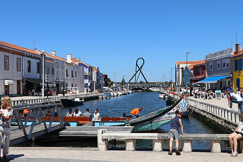 Aveiro, gondole, fiume, architettura, struttura costruita, nave nautica, mezzi di trasporto, esterno dell'edificio, acqua, modo di trasporto, cielo, città, persone reali, natura, cielo sereno, giorno, gruppo di persone, uomini, canale, ormeggiato, persone accessorie, destinazioni di viaggio, all'aperto, 5K, CC0, dominio pubblico, privo di copyright