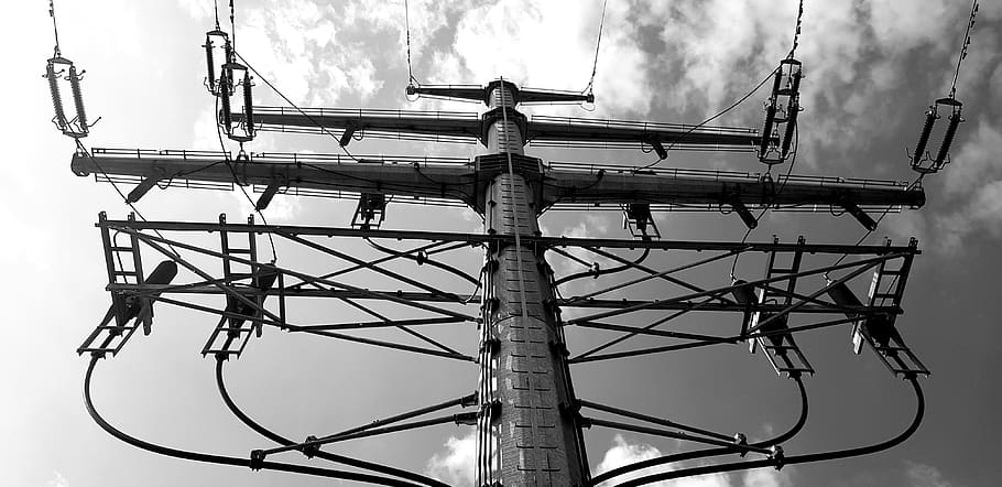 hoch, die Spannung, Pole, Kabel, aktuell, Himmel, wolke - himmel, Flachwinkelansicht, die Architektur, gebaute Struktur, Natur, draußen, Tag, Metall, Verbindung, keine Leute, Technologie, Vergnügungspark, Lichtanlage, Kunst, Kultur und Unterhaltung, Kraftstoff- und Stromerzeugung, Elektrizität, Freizeitpark Achterbahn, Netzteil, Komplexität, direkt darunter, 4K