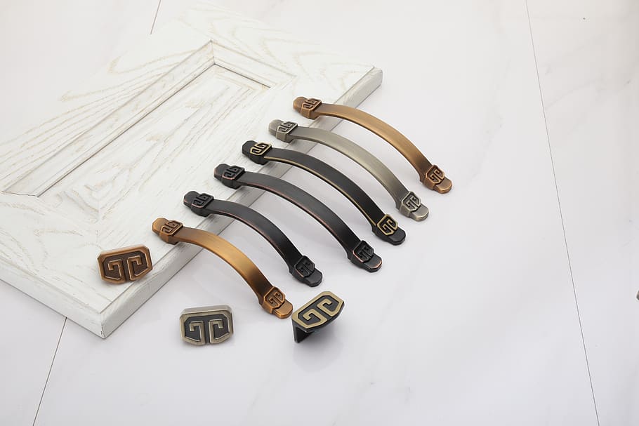 tremolar, Handhandle, a l'interior, vista d’angle alt, cap gent, natura morta, primer pla, Color blanc, metall, patró, taula, elecció, gran grup d'objectes, arquitectura, creativitat, moda, joieria, variació, sòl de rajoles, text, disseny, material de fusta, luxe, 5K