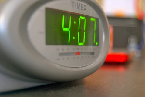 temps, travail, l'horloge, la gestion, La technologie, nombre, affichage numérique, fermer, industrie, à l'intérieur, couleur verte, production de carburant et d'électricité, mise au point sélective, personne, instrument de mesure, Industrie électronique, se concentrer sur le premier plan, équipement, la communication, électricité, contrôle, Efficacité, objet unique, 4K, CC0, domaine public, libre de droits