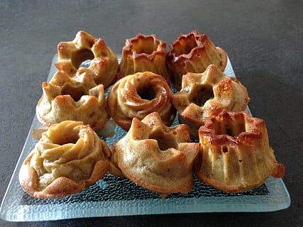 pastís, mini pastís, cuina, cocció, menjar i beguda, menjar, frescor, natura morta, a l'interior, menjar dolç, primer pla, al forn, cap gent, llest per menjar, indulgència, taula, vista d’angle alt, menjar poc saludable, dolç, grup d'objectes, postres, temptació, cookie, berenar, safata, 2K, CC0, domini públic, lliure de regalies