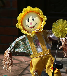 espantaocells, nina de pedaç de col, estiu, groc, representació, una persona, vista frontal, joguina, flor, art i artesania, representació humana, creativitat, planta amb flors, centrar-se en primer pla, a l'interior, primer pla, persones reals, celebració, planta, roba, decoració, 2K, CC0, domini públic, lliure de regalies