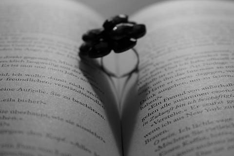 libro, squillare, romantico, pubblicazione, testo, messa a fuoco selettiva, Aperto, avvicinamento, carta, in casa, nessuno, pagina, formazione scolastica, natura morta, sceneggiatura occidentale, comunicazione, letteratura, due oggetti, sfondi, saggezza, fotogramma intero, apprendimento, manuale, 5K, CC0, dominio pubblico, privo di copyright
