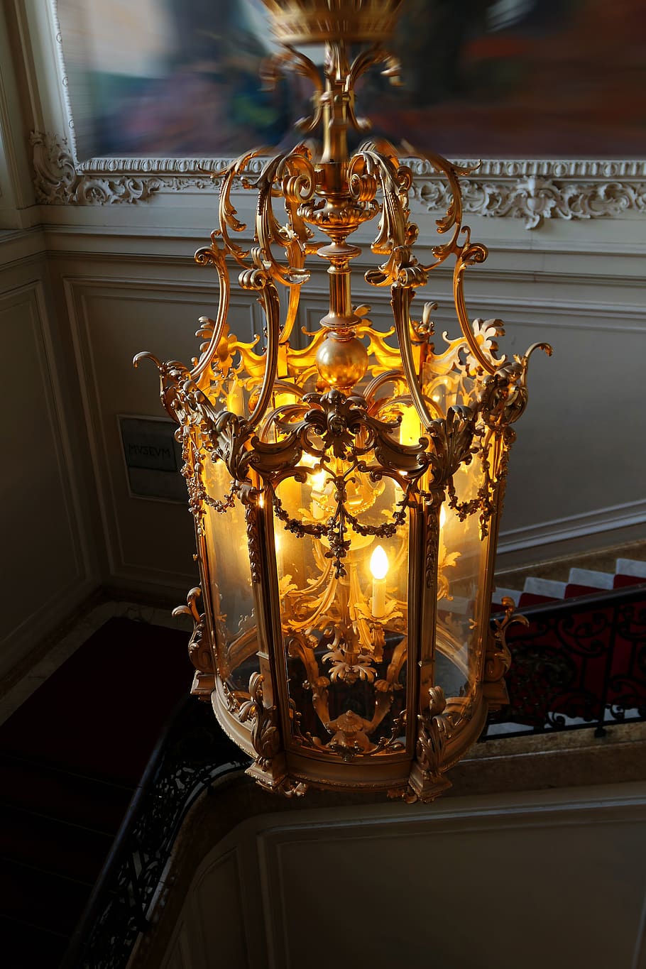 lampe, lys, belysning, helvede, skinner, lanterne, kaste lys, lys pære, indendørs, belyst, ingen mennesker, belysningsudstyr, Kunst og håndværk, lysekrone, tæt på, luksus, guldfarvet, rigdom, arkitektur, loft, udsmykkede, kreativitet, repræsentation, håndværk, glas - materiale, hængende, skulptur, elektricitet, 5K