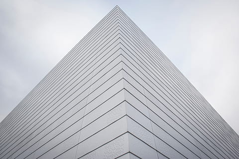 arquitectura, edificio, estructura, cielo, nube, estructura construida, vista de ángulo bajo, exterior del edificio, altura maxima, edificio de oficinas exterior, moderno, oficina, nadie, ciudad, día, rascacielos, naturaleza, torre, modelo, al aire libre, forma piramidal, pirámide, directamente debajo, 2K, CC0, dominio público, libre de derechos