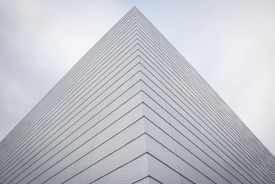 arquitectura, edifici, estructura, cel, núvol, estructura construïda, vista d’angle baix, exterior de l'edifici, alta - alta, exterior d’edifici d’oficines, modern, oficina, cap gent, ciutat, dia, gratacels, naturalesa, torre, patró, a l'aire lliure, forma piramidal, piràmide, directament a sota, 2K