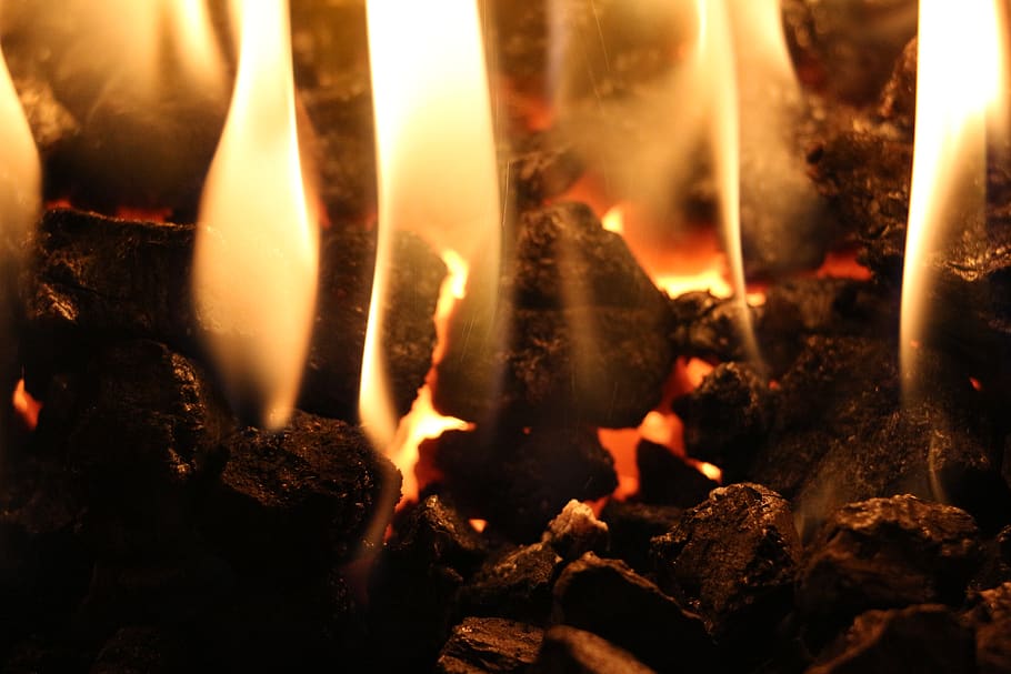 fuoco, lavoro, fucina, coltello, carbone, ardente, fiamma, fuoco - fenomeno naturale, calore - temperatura, raggiante, nessuno, avvicinamento, natura, colore arancione, legna da ardere, fotogramma intero, ceppo, falò, in casa, ambiente, gruppo di oggetti, sfondi, legno - materiale, fuoco di bivacco, 5K