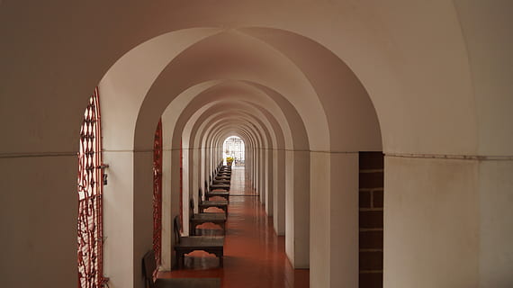 camino, corredor, interior, paso, arquitectura, espacio, habitación, pared, edificio, blanco, pasillo, vacío, Entrada, perspectiva, ventana, diseño, pasarela, arco, estructura construida, arcada, adentro, nadie, el camino a seguir, dirección, columna arquitectonica, en una fila, barandilla, escalera, repetición, equipo de iluminación, día, perspectiva decreciente, techo, columnata, arqueado, 5K, CC0, dominio público, libre de derechos