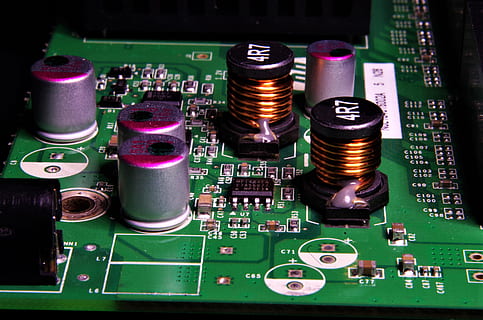elektronika, komputer, obwody, technologia, branża elektroniczna, żadnych ludzi, płytka drukowana, przemysł, czip komputerowy, zbliżenie, zielony kolor, sprzęt, złożoność, wewnątrz, połączenie, martwa natura, wyposażenie komputera, wysoki kąt widzenia, część komputerowa, wielobarwne, studio strzał, płyta główna, sprzęt elektryczny, element elektryczny, 4K, CC0, domena publiczna, darmowe zdjęcia