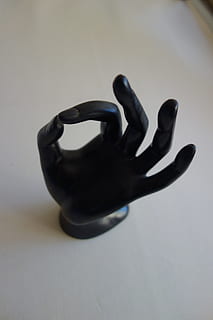 Hand, Position, drinnen, Nahansicht, schwarze Farbe, menschliche Hand, Studioaufnahme, einzelnes Objekt, Stillleben, High Angle View, menschliches Körperteil, Metall, Fokus auf den Vordergrund, Stärke, menschlicher Finger, Tabelle, grau, ausgeschnitten, eine Person, 5K, CC0, gemeinfrei, lizenzfrei