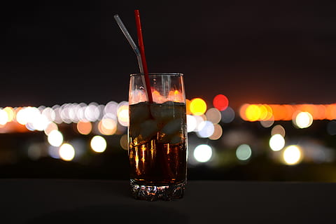 beure, coque, bokeh, il·luminat, nit, cap gent, primer pla, vidre, centrar-se en primer pla, copa, menjar i beguda, a l'interior, vidre - material, equipament per a la llar, taula, refresc, alcohol, natura morta, flare de la lent, beure palla, tir de l'estudi, equips d’il·luminació, 4K, CC0, domini públic, lliure de regalies