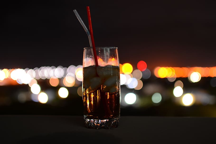 beure, coque, bokeh, il·luminat, nit, cap gent, primer pla, vidre, centrar-se en primer pla, copa, menjar i beguda, a l'interior, vidre - material, equipament per a la llar, taula, refresc, alcohol, natura morta, flare de la lent, beure palla, tir de l'estudi, equips d’il·luminació, 4K