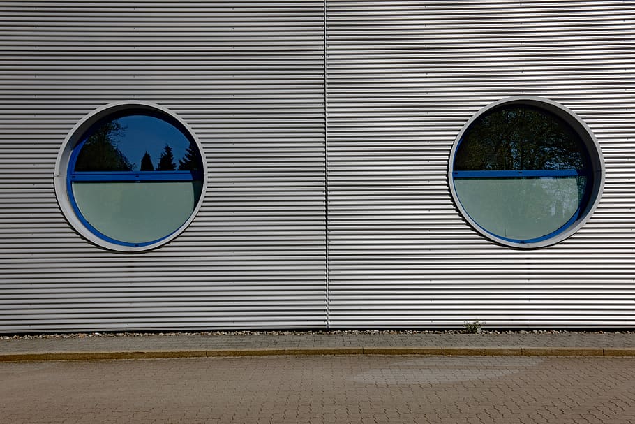 façana, finestra, ull de bou, fons, reflexió, cercle, forma geomètrica, forma, cap gent, arquitectura, estructura construïda, dia, exterior de l'edifici, funció de construcció de parets, seguretat, tancat, a l'aire lliure, obturador, metall, patró, paret, porta, ferro, 5K