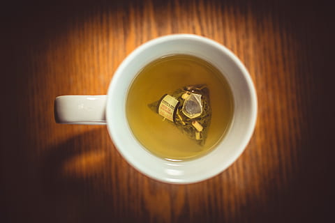 tè, tazza, boccale, bere, cibo e bevande, rinfresco, direttamente sopra, bevanda calda, tè - bevanda calda, tazza di tè, in casa, legno - materiale, tavolo, nessuno, cibo, bustina di the, avvicinamento, vasellame, benessere, freschezza, 5K, CC0, dominio pubblico, privo di copyright