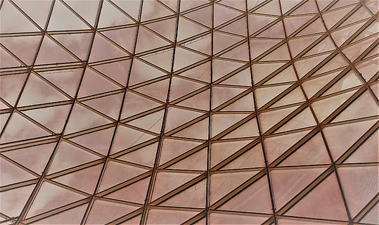 patró, geomètric, forma, fons, textura, mosaic, futurista, arquitectura, expressió, acer, estructura construïda, marc complet, cap gent, forma geomètrica, disseny, sostre, vista d’angle baix, a l'interior, funció de construcció de parets, repetició, dia, metall, edifici, fons abstractes, Criss cross, arquitectura i art, 2K, CC0, domini públic, lliure de regalies