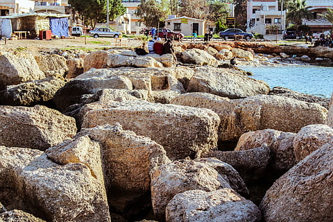 roc, spiaggia, mare, struttura costruita, roccia, solido, architettura, esterno dell'edificio, persone reali, giorno, persone accessorie, uomini, roccia - oggetto, acqua, natura, stili di vita, persone, attività di svago, luce del sole, gruppo di persone, all'aperto, città, 5K, CC0, dominio pubblico, privo di copyright