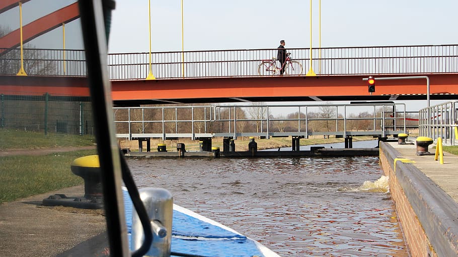 acque, ponte, fiume, canale, canale chiuso, mezzi di trasporto, architettura, acqua, struttura costruita, ringhiera, connessione, ponte - struttura fatta dall'uomo, persone reali, modo di trasporto, natura, giorno, stili di vita, uomini, persone, nave nautica, due persone, cielo, all'aperto, 4K