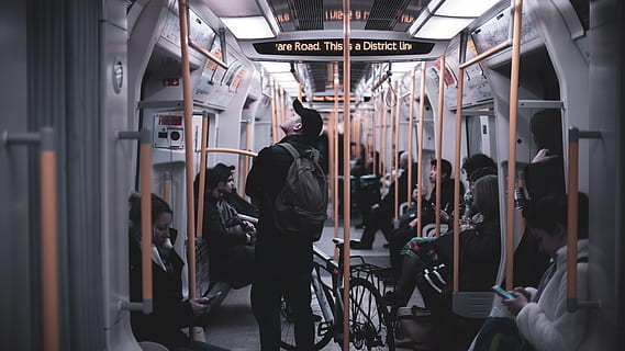 man, paardrijden, binnen, trein, persoon, menselijk, voertuig, vervoer, wiel, machine, fiets, kleding, overjas, jas, mensen, terminal, treinstation, bus, personenwagen, metro, sport, openbaar vervoer, spoor transport, wijze van transport, voertuig interieur, trein - voertuig, reizen, groep mensen, forens, echte mensen, reis, vrouw, mannen, trein interieur, passagier, autostoel, incidentele mensen, 5K, CC0, publiek domein, royaltyvrij