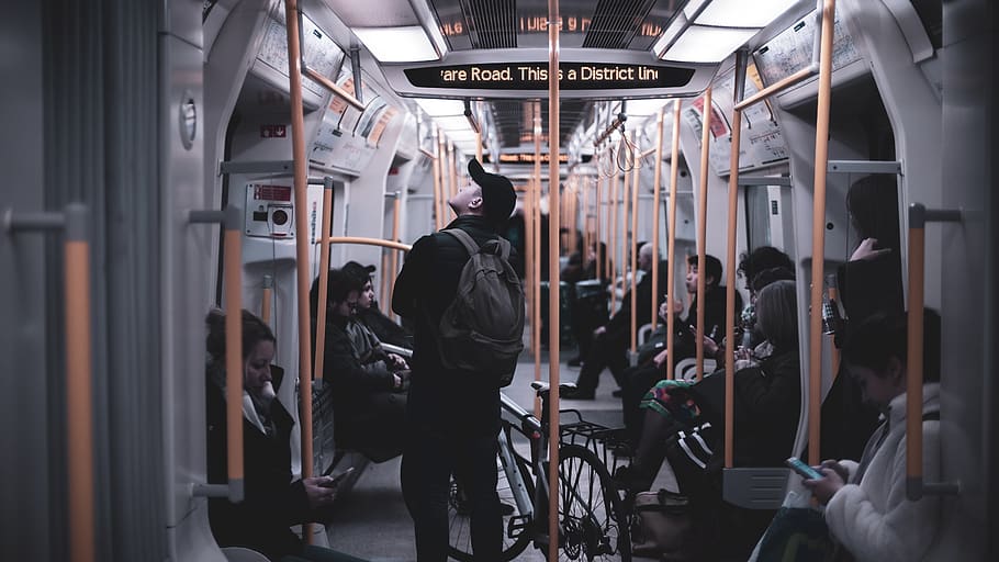 man, paardrijden, binnen, trein, persoon, menselijk, voertuig, vervoer, wiel, machine, fiets, kleding, overjas, jas, mensen, terminal, treinstation, bus, personenwagen, metro, sport, openbaar vervoer, spoor transport, wijze van transport, voertuig interieur, trein - voertuig, reizen, groep mensen, forens, echte mensen, reis, vrouw, mannen, trein interieur, passagier, autostoel, incidentele mensen, 5K