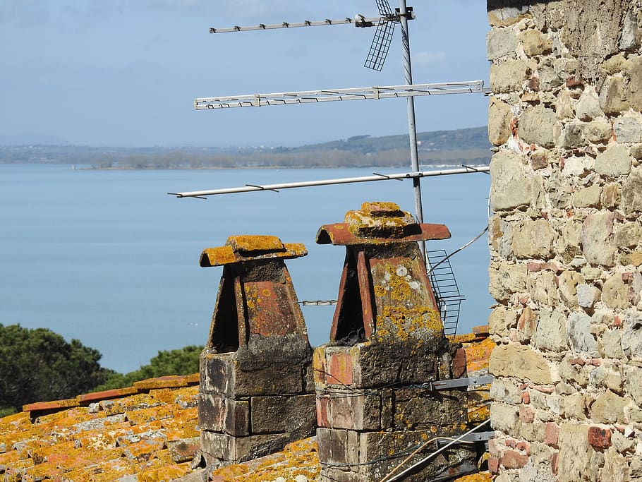 tetti, caminetti, giorno, natura, architettura, nessuno, acqua, cielo, struttura costruita, arrugginito, all'aperto, metallo, vecchio, declino, deterioramento, parete, obsoleto, pianta, esterno dell'edificio, lago, albero, 4K
