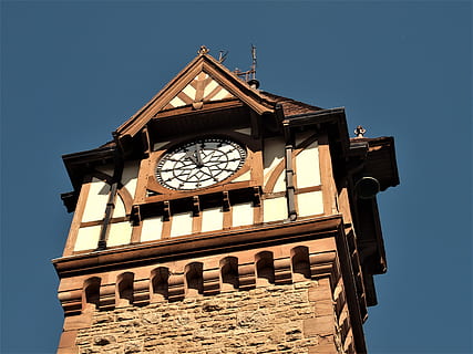 Torre, orologio, costruzione, architettura, struttura costruita, esterno dell'edificio, Inquadratura dal basso, cielo, tempo, nessuno, Torre dell'orologio, cielo sereno, natura, blu, giorno, quadrante, il passato, storia, luce del sole, luogo di culto, all'aperto, mano minuta, 2K, CC0, dominio pubblico, privo di copyright