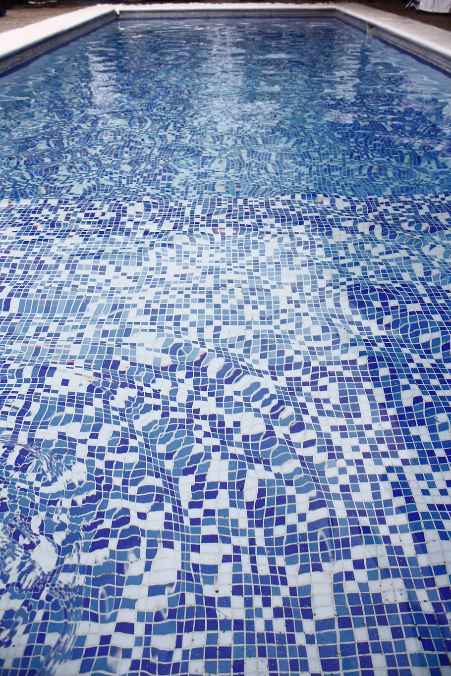 pool, flise, vand, svømmepøl, mønster, natur, afspejling, fuld ramme, blå, ingen mennesker, dag, høj vinkel visning, baggrunde, gulve, gennemsigtig, udendørs, arkitektur, form, piblede, flisebelagt gulv, renhed, luksus, 4K