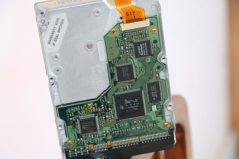 disque dur, Les données, conduire, Matériel, espace de rangement, disque, vieux, La technologie, Industrie électronique, circuit imprimé, lien, fermer, puce informatique, industrie, nombre, à l'intérieur, ordinateur, personne, équipement informatique, complexité, couleur verte, équipement, la communication, partie informatique, carte mère, prise de vue en studio, nature morte, équipement électrique, composant électrique, source de courant, 5K, CC0, domaine public, libre de droits