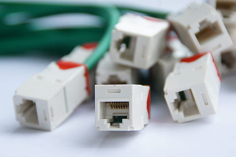 Les données, l'Internet, ordinateur, La technologie, affaires, information, numérique, html, technologie, programmeur, électronique, câble, adsl, personne, fermer, se concentrer sur le premier plan, nature morte, grand groupe d'objets, lien, la communication, équipement informatique, à l'intérieur, mise au point sélective, prise de vue en studio, Prise électrique, couleur blanche, industrie, choix, Sécurité, le chaos, 4K, CC0, domaine public, libre de droits