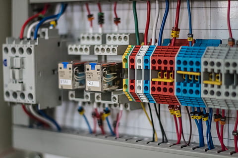 elettrico, pannello, cablaggio, energia, tecnologia, attuale, sistema, attrezzatura, cavo, connessione, elettricità, comunicazione, di fila, in casa, variazione, sospeso, scelta, multicolore, avvicinamento, rete di computer, nessuno, spina di connessione di rete, controllo, messa a fuoco selettiva, Internet, grande gruppo di oggetti, industria elettronica, Alimentazione elettrica, complessità, server di rete, 5K, CC0, dominio pubblico, privo di copyright