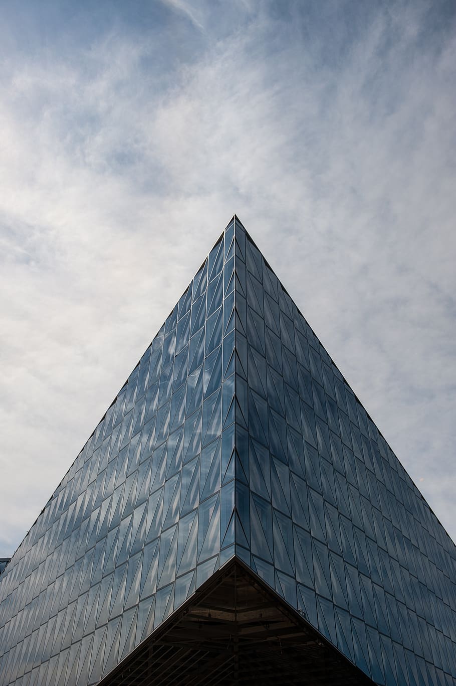 arkitektur, bygning, infrastruktur, skyer, himmel, bygget struktur, bygning udvendig, lav vinkel visning, sky - himmel, moderne, by, natur, ingen mennesker, kontorbygning udvendig, dag, kontor, høj - høj, form, trekant form, glas - materiale, pyramide form, udendørs, skyskraber, 4K