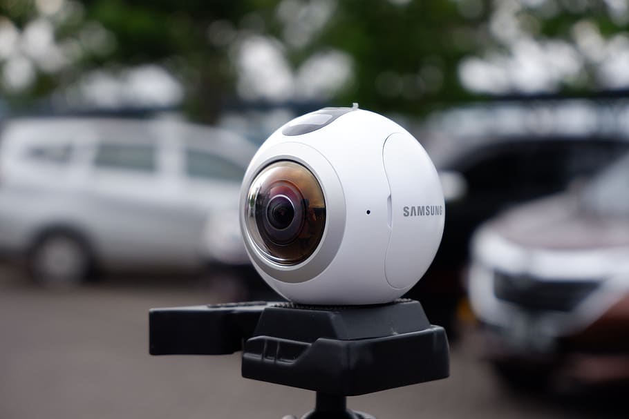 càmera, càmera 360, samsung, 360, panoràmica, tecnologia, fotografia, equipament, foto, digital, lent, gadget, electrònica, centrar-se en primer pla, operat amb monedes, dia, primer pla, binoculars, vigilància, seguretat, a l'aire lliure, automòbil, cotxe, manera de transport, binoculars de monedes, cap gent, transport, exploració, temes de fotografia, naturalesa, ciutat, color plata, 5K